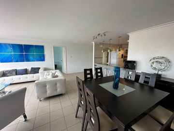 Salinas, amplio y remodelado departamento con balcón y vista al mar.