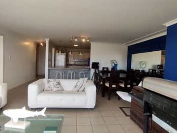 Salinas, amplio y remodelado departamento con balcón y vista al mar.