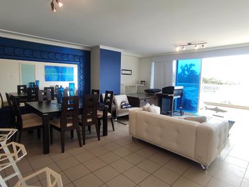 Salinas, amplio y remodelado departamento con balcón y vista al mar.