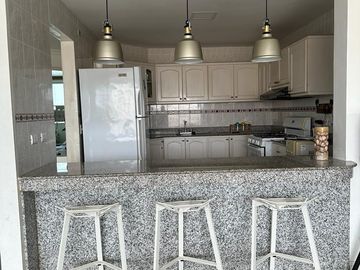 Salinas, amplio y remodelado departamento con balcón y vista al mar.