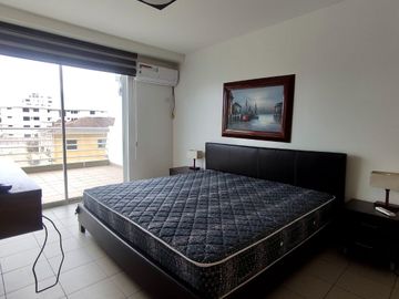 Salinas, amplio y remodelado departamento con balcón y vista al mar.