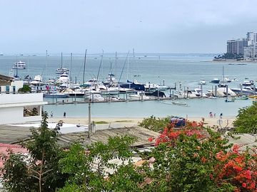 Salinas, amplio y remodelado departamento con balcón y vista al mar.