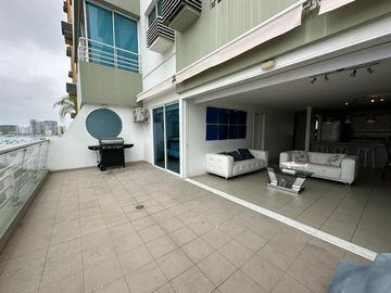 Salinas, amplio y remodelado departamento con balcón y vista al mar.