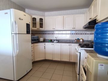 Salinas, amplio y remodelado departamento con balcón y vista al mar.