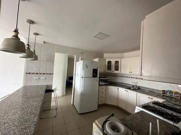 Salinas, amplio y remodelado departamento con balcón y vista al mar.