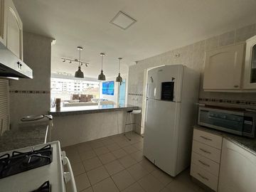Salinas, amplio y remodelado departamento con balcón y vista al mar.