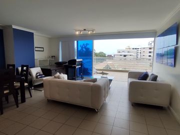 Salinas, amplio y remodelado departamento con balcón y vista al mar.