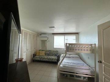 Salinas, amplio y remodelado departamento con balcón y vista al mar.