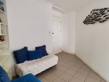Salinas, amplio y remodelado departamento con balcón y vista al mar.