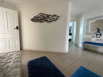 Salinas, amplio y remodelado departamento con balcón y vista al mar.