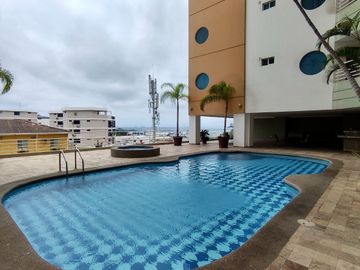 Salinas, amplio y remodelado departamento con balcón y vista al mar.