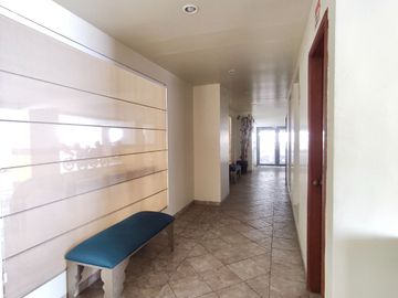 Salinas, amplio y remodelado departamento con balcón y vista al mar.