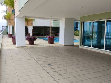 Salinas, amplio y remodelado departamento con balcón y vista al mar.