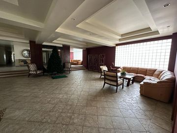 Salinas, amplio y remodelado departamento con balcón y vista al mar.