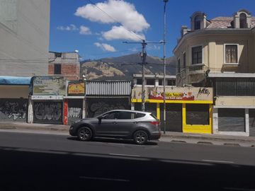 Venta de casa con 4 locales comerciales y 1 terreno de 450m2