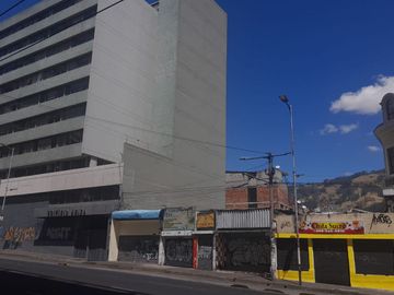 Venta de casa con 4 locales comerciales y 1 terreno de 450m2