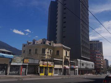 Venta de casa con 4 locales comerciales y 1 terreno de 450m2