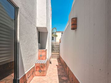 CASA EN VENTA EN ZONA CAMINO REAL Y ZAVALETA.