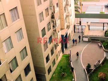 Se Vende Funcional Duplex En Octavo Piso Con Ascensor, 3 Dormitorios Y Balcón Con Tranquila Vista Interior En Condominio Alameda Huaylas Chorrillos.