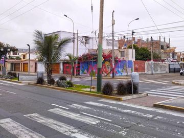 Se Vende Casa Como Terreno En Av. Ballestas Cedros De Villa Chorrillos