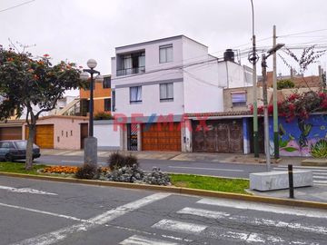 Se Vende Casa Como Terreno En Av. Ballestas Cedros De Villa Chorrillos