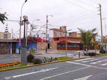 Se Vende Casa Como Terreno En Av. Ballestas Cedros De Villa Chorrillos