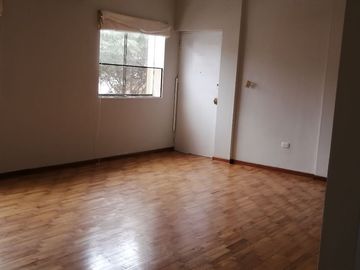 Vendo, Urb San Antonio. Moderno Departamento totalmente remodelado. Solo 3 departamentos, 1 por piso.