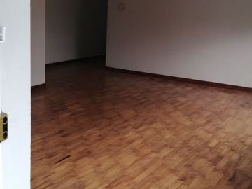 Vendo, Urb San Antonio. Moderno Departamento totalmente remodelado. Solo 3 departamentos, 1 por piso.
