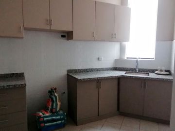 Vendo, Urb San Antonio. Moderno Departamento totalmente remodelado. Solo 3 departamentos, 1 por piso.