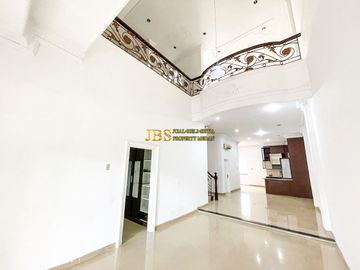Dijual Rumah Siap Huni di Komplek Cemara Hijau Depan Taman, Medan