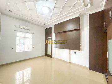 Dijual Rumah Siap Huni di Komplek Cemara Hijau Depan Taman, Medan
