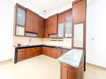 Dijual Rumah Siap Huni di Komplek Cemara Hijau Depan Taman, Medan