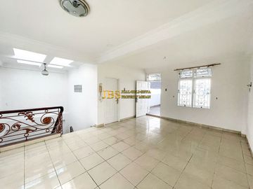 Dijual Rumah Siap Huni di Komplek Cemara Hijau Depan Taman, Medan