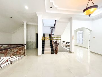 Dijual Rumah Siap Huni di Komplek Cemara Hijau Depan Taman, Medan