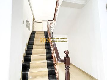 Dijual Rumah Siap Huni di Komplek Cemara Hijau Depan Taman, Medan