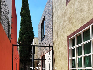 Oportunidad! Casa en Venta a 6 Minutos de CCU | 2 Recamaras con Opción de 3 | San José Mayorazgo | Ubicación privilegiada