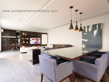 Casa en Venta Colomos Providencia de Lujo Cerca Andares 4 Recamaras Zapopan