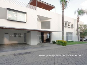 Casa en Venta Colomos Providencia de Lujo Cerca Andares 4 Recamaras Zapopan