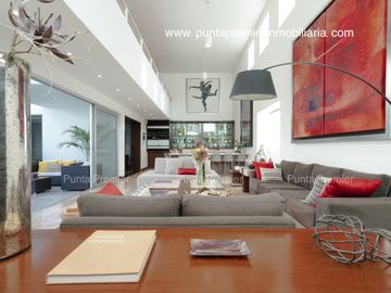 Casa en Venta Colomos Providencia de Lujo Cerca Andares 4 Recamaras Zapopan