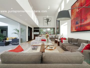 Casa en Venta Colomos Providencia de Lujo Cerca Andares 4 Recamaras Zapopan