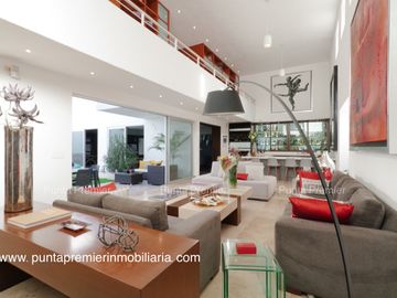 Casa en Venta Colomos Providencia de Lujo Cerca Andares 4 Recamaras Zapopan