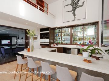 Casa en Venta Colomos Providencia de Lujo Cerca Andares 4 Recamaras Zapopan
