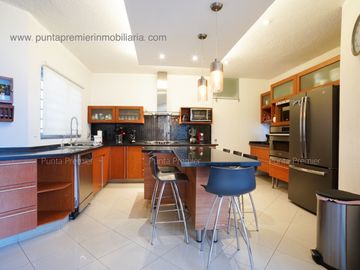 Casa en Venta Colomos Providencia de Lujo Cerca Andares 4 Recamaras Zapopan