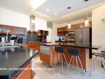 Casa en Venta Colomos Providencia de Lujo Cerca Andares 4 Recamaras Zapopan