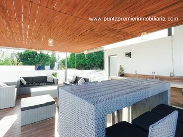 Casa en Venta Colomos Providencia de Lujo Cerca Andares 4 Recamaras Zapopan