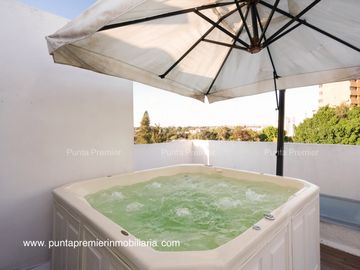 Casa en Venta Colomos Providencia de Lujo Cerca Andares 4 Recamaras Zapopan