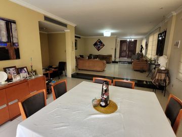 Casa en Venta, Portón Lomas - Urdesa, 3 Niveles, Ascensor, Norte Gye.