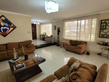 Casa en Venta, Portón Lomas - Urdesa, 3 Niveles, Ascensor, Norte Gye.