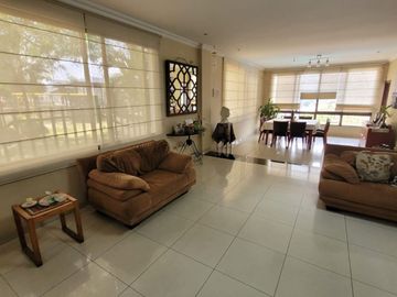 Casa en Venta, Portón Lomas - Urdesa, 3 Niveles, Ascensor, Norte Gye.