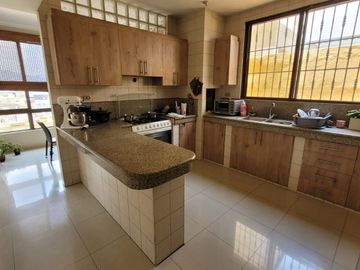 Casa en Venta, Portón Lomas - Urdesa, 3 Niveles, Ascensor, Norte Gye.